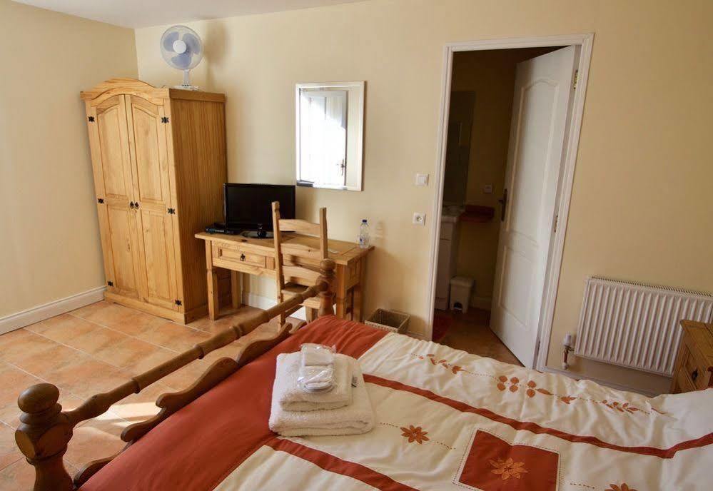 Bed and Breakfast Ancienne Ecole Cazaux-Villecomtal Exterior foto